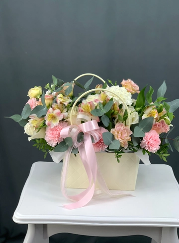 Нежная композиция в сумочке из роз, альстромерий и диантусов от интернет-магазина цветов в Норильске