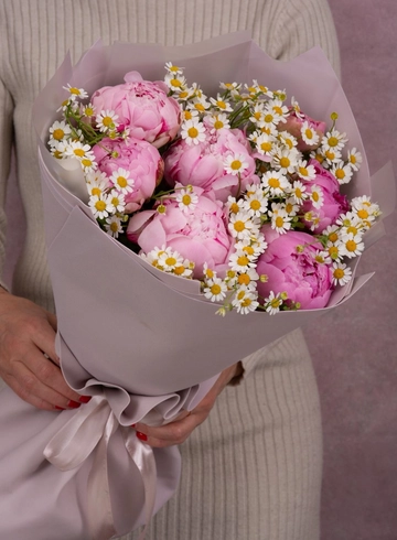 Букет из 7 розовых пионов с полевой ромашкой от интернет-магазина цветов в Норильске