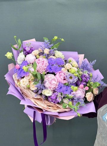 Садовый букет из пионов , кустовых роз, маттиолы и эустомы. от интернет-магазина цветов в Норильске