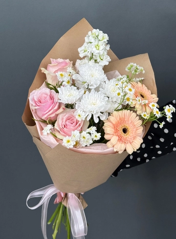 Кремово-розовый букет из маттиолы, роз, герберы и полевой ромашки. от интернет-магазина цветов в Норильске