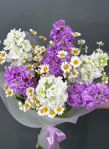 Букет из ароматной маттиолы и полевой ромашки. от интернет-магазина цветов в Норильске