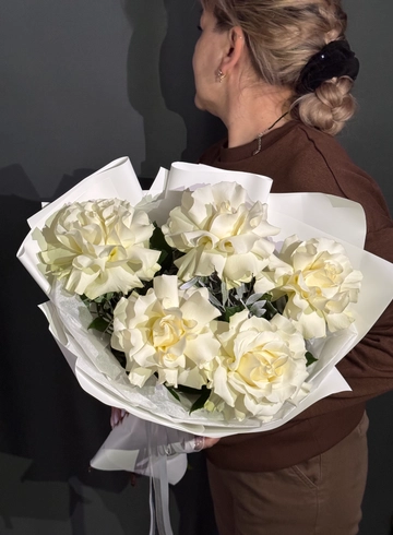 Нежный, белоснежный букет с белыми французскими розами. от интернет-магазина цветов в Норильске