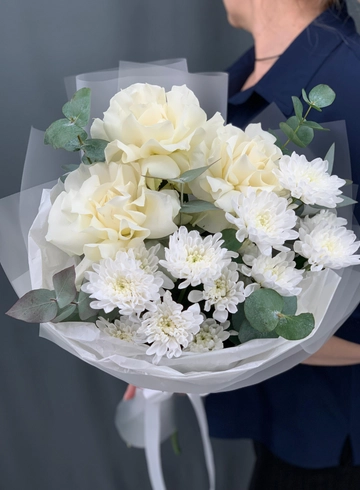 Букет из белых французских роз и пушистой хризантемы. от интернет-магазина цветов в Норильске