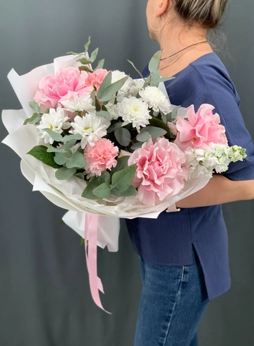 Нежный, бело- розовый букет с французскими розами, хризантемой, диантусами и ароматной маттиолой от интернет-магазина цветов в Норильске