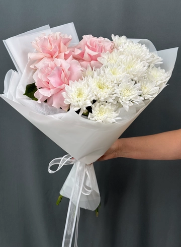 Нежный букет- комплимент с розовой французской розой и белой, пушистой хризантемой.  от интернет-магазина цветов в Норильске