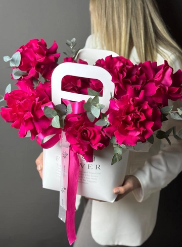 Сумка с ярко- розовыми французскими розами и ароматным эвкалиптом. от интернет-магазина цветов в Норильске