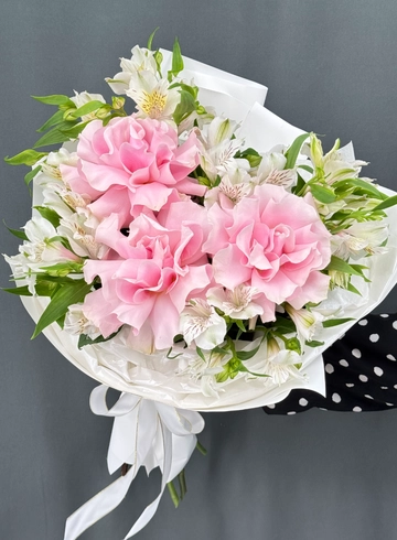 Букет из розовых французских роз и белой альстромерии от интернет-магазина цветов в Норильске