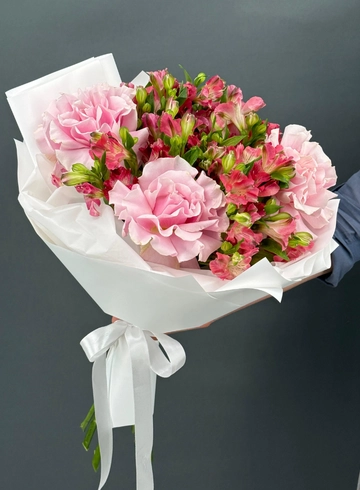 Букет из розовых французских роз и альстромерий от интернет-магазина цветов в Норильске