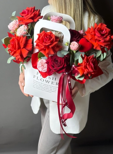 Яркая сумочка с красными французскими и кустовыми розами от интернет-магазина цветов в Норильске