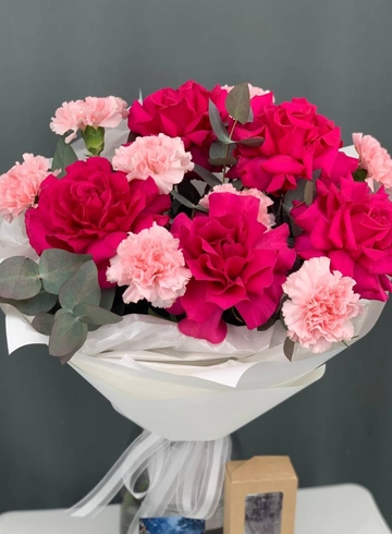 Яркий букет из малиновых роз и нежно-розовых диантусов (гвоздик) от интернет-магазина цветов в Норильске
