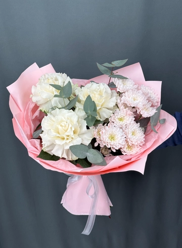 Нежный букет из белых французских роз и розовой альстромерии от интернет-магазина цветов в Норильске