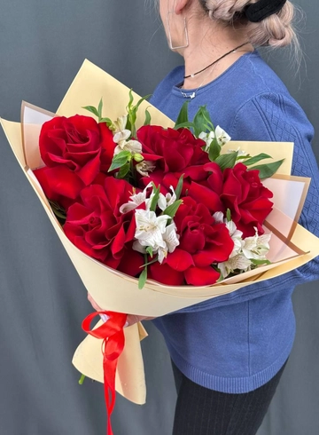 Яркий букет из красных французских роз и белой альстромерии. от интернет-магазина цветов в Норильске