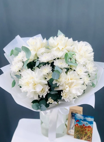 Белоснежный букет из белых французских роз и пушистой хризантемы с эвкалиптом. от интернет-магазина цветов в Норильске