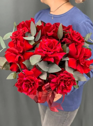 Коробка с красными французскими розами и эвкалиптом. от интернет-магазина цветов в Норильске