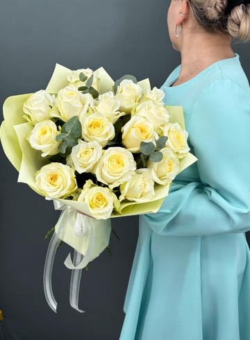 Ароматная, пионовидная роза с веточками эвкалипта. от интернет-магазина цветов в Норильске