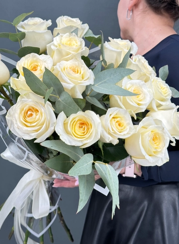 Ароматные, пионовидные розы кремового цвета с ароматным эвкалиптом. от интернет-магазина цветов в Норильске