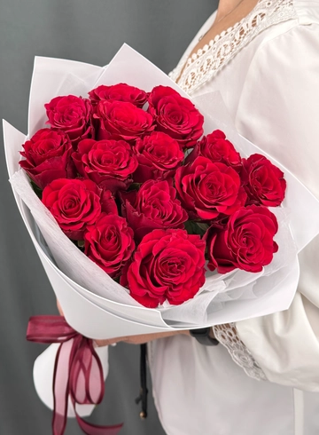 Букет из 15 красных роз в белом. от интернет-магазина цветов в Норильске