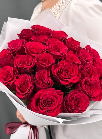 Букет из 25 красных роз в белом. от интернет-магазина цветов в Норильске