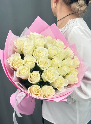 Нежный букет из 25 белых роз. от интернет-магазина цветов в Норильске