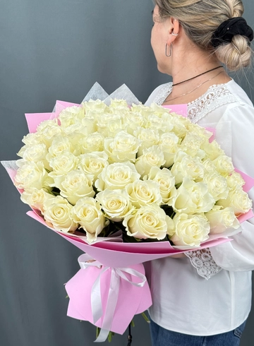 Большой букет из 51 белой розы. от интернет-магазина цветов в Норильске