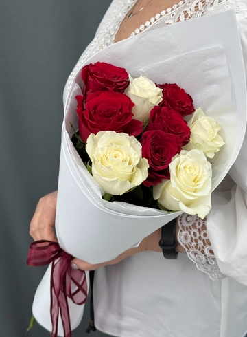 Букет из красных и белых роз 9шт от интернет-магазина цветов в Норильске