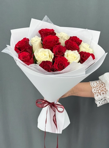 Букет из белых и красных роз 15 шт от интернет-магазина цветов в Норильске