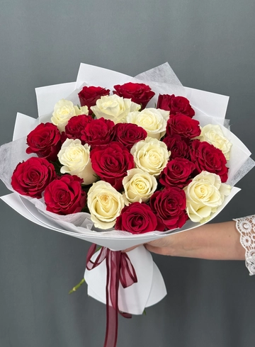 Букет из красных и белых роз 25 шт. от интернет-магазина цветов в Норильске