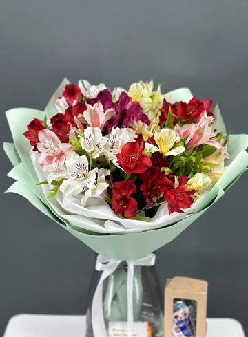 Яркий букет из стойкой, разноцветной альстромерии. от интернет-магазина цветов в Норильске