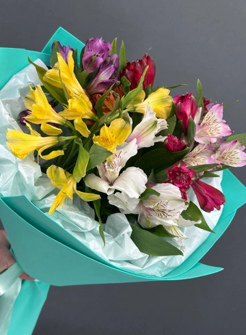 Разноцветная альстромерия  в ярком букете. от интернет-магазина цветов в Норильске
