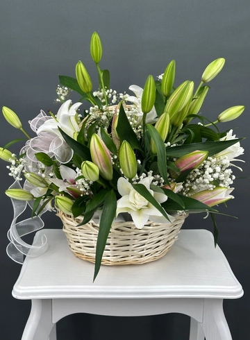 Воздушная композиция из лилий в корзине от интернет-магазина цветов в Норильске