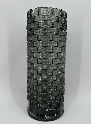 Ваза для цветов из темного стекла от интернет-магазина цветов в Норильске