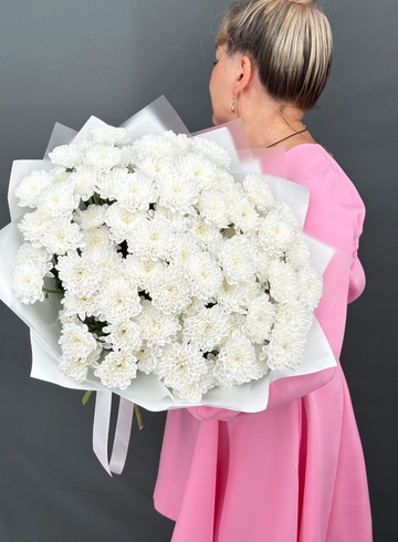 Большой букет из 15 белых, стойких хризантем от интернет-магазина цветов в Норильске
