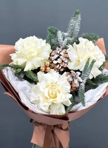 Зимний, заснеженный букет с белыми французскими розами, елкой (нобилис), шишками &laquo;Три орешка для Золушки&raquo; от интернет-магазина цветов в Норильске