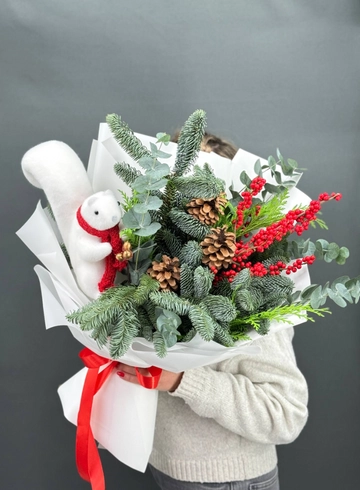 Букет Зимняя сказка с еловыми (нобилис, туя) ветками, шишками и белкой от интернет-магазина цветов в Норильске