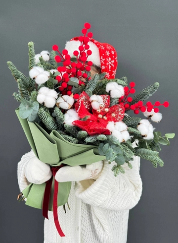 Уютный, зимний букет с живой хвоей (нобилис) хлопком, декоративными ягодами и пуансеттией от интернет-магазина цветов в Норильске