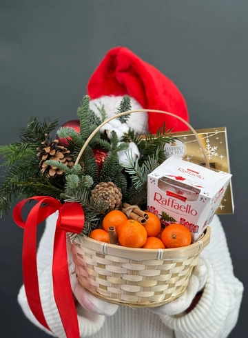 Новогодняя корзина с мандаринами, конфетами и живой хвоей от интернет-магазина цветов в Норильске