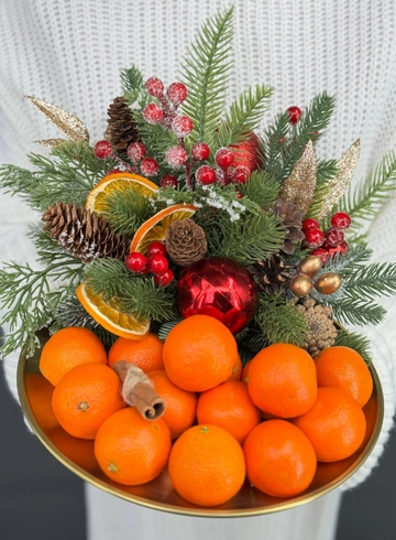 Подарочная композиция блюдо с мандаринами и искусственным декором от интернет-магазина цветов в Норильске