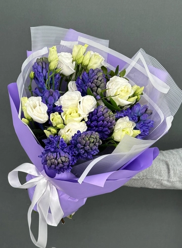 Стойкий, весенний букет с ароматом сирени гиацинты с эустомой от интернет-магазина цветов в Норильске