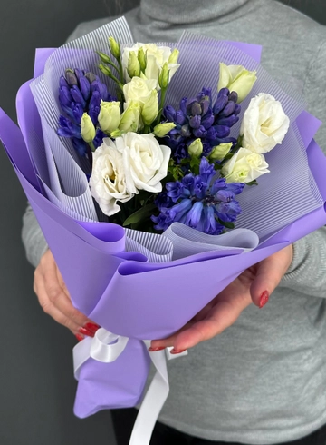 Весенний, стойкий букет с ароматом сирени гиацинты и белый лизиантус (эустома) от интернет-магазина цветов в Норильске