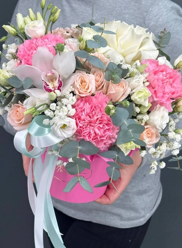 Белые и розовые цветы в коробке французская роза, кустовая роза, диантус, лизиантус от интернет-магазина цветов в Норильске