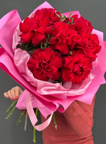 Букет 7 красных французских роз в розовом от интернет-магазина цветов в Норильске