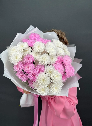Бело-розовый букет из стойких, пушистых хризантем (7шт) от интернет-магазина цветов в Норильске