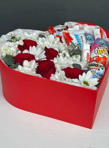 Композиция Сердце с розами и киндер коллекцией от интернет-магазина цветов в Норильске