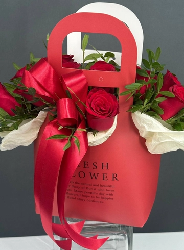 Розы в сумочке от интернет-магазина цветов в Норильске