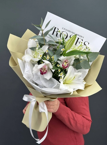 Стойкий ароматный букет с лилией и орхидеями от интернет-магазина цветов в Норильске