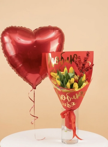 Букет с желтыми тюльпанами и  шар-сердце от интернет-магазина цветов в Норильске