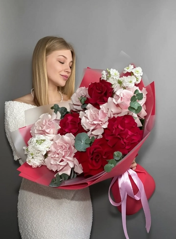 Букет с французской розой и маттиолой от интернет-магазина цветов в Норильске