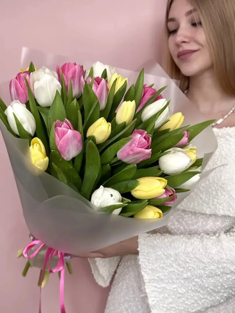 Нежный весенний букет из 25 тюльпанов микс