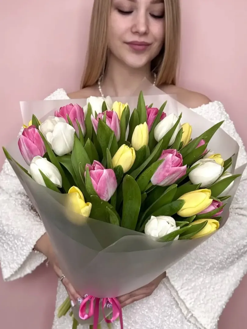 Нежный весенний букет из 25 тюльпанов микс