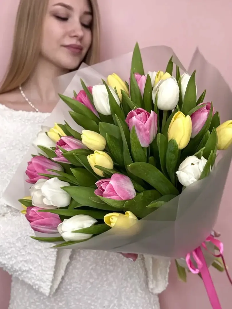 Нежный весенний букет из 25 тюльпанов микс